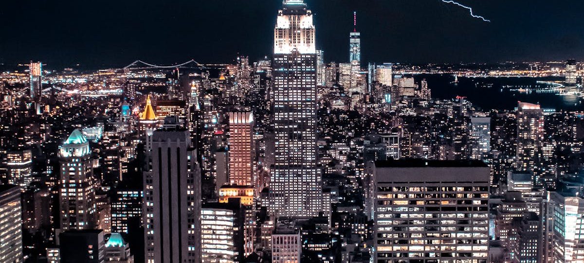 Nueva York, Estados Unidos: ¿Qué Impulsa la Diferencia de Valoración en Mercados?
